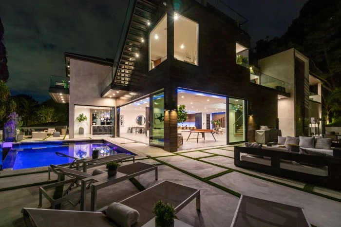 Hot Homes: Beautiful Outdoor Entertaining Areas for Warm Weather Months