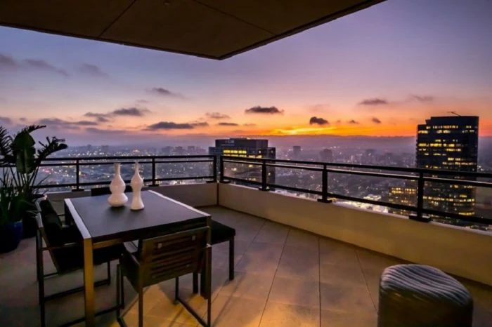 Matthew Perry Sells Entire Floor Celebrity Hotspot!
