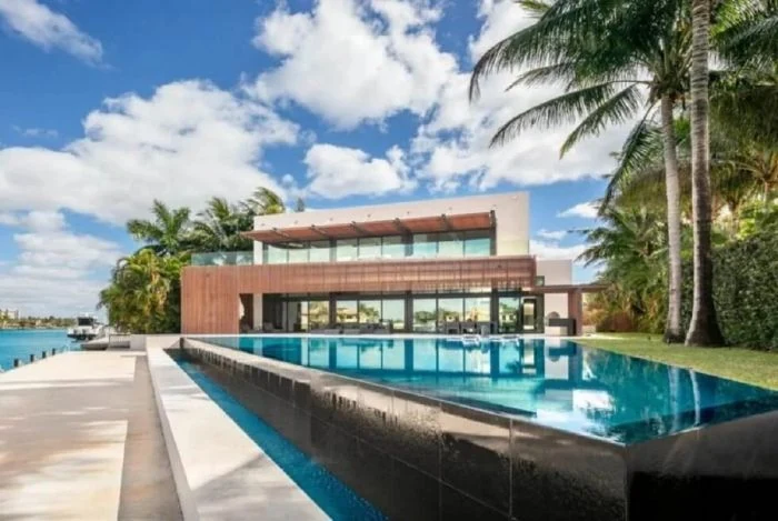 This Manse In Florida’s 28 Minnetonka RD Has A 70 FT. Saltwater Infinity Edge Pool